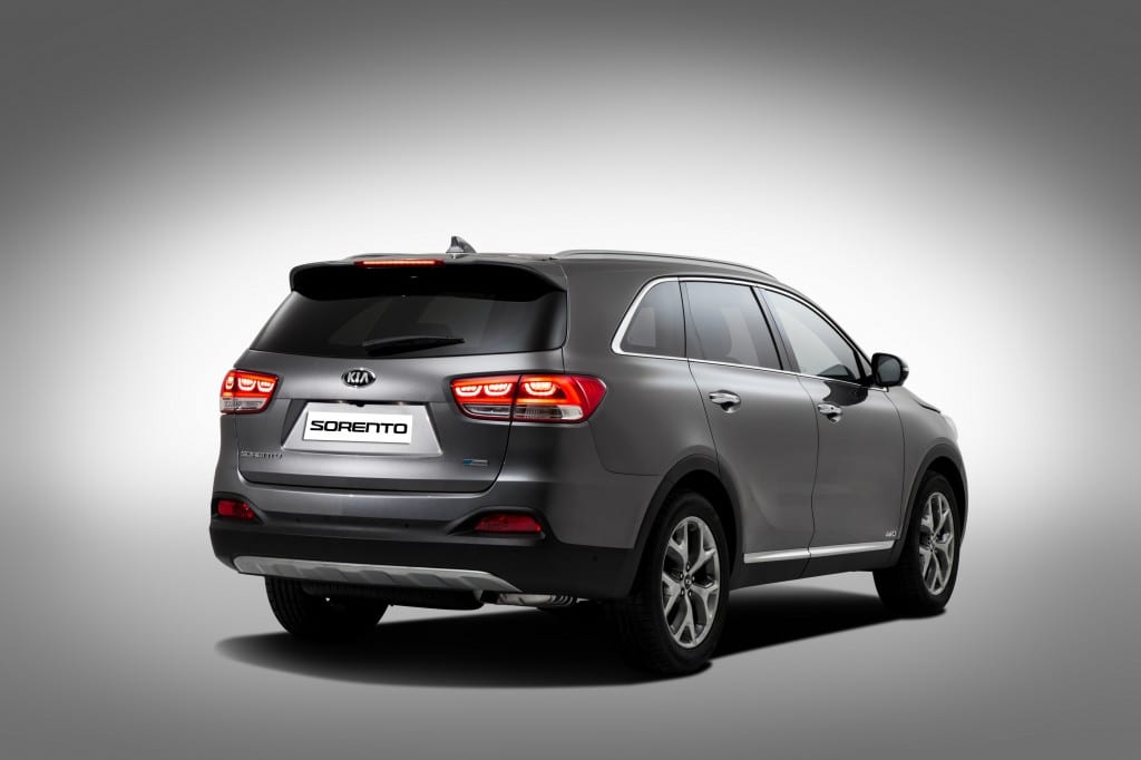 3rd Generation Kia Sorento_Europe Spec (rear quarter)
