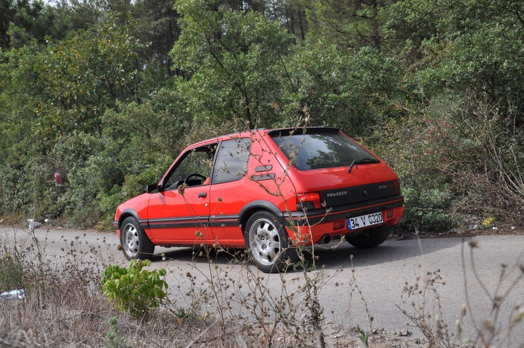 Peugeot 205 www.e-motoring.com