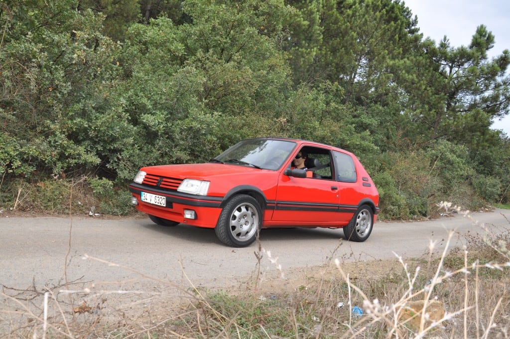 Peugeot 205 www.e-motoring.com