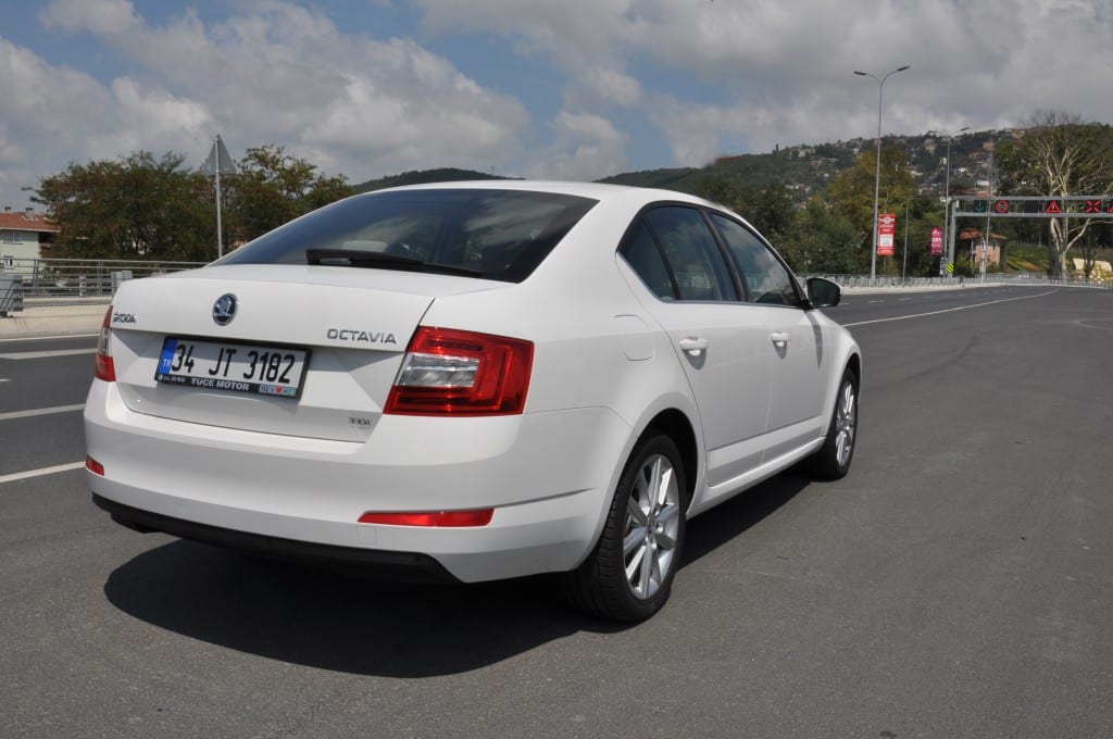 Skoda Octavia 1.6 CR DSG www.e-motoring.com
