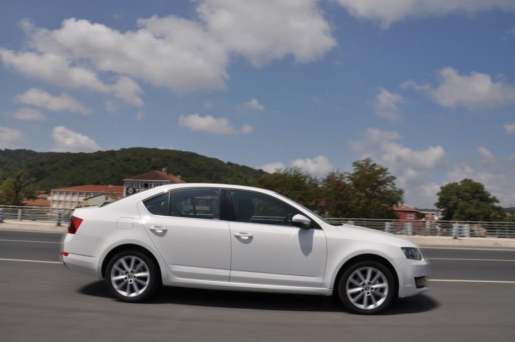 Skoda Octavia 1.6 CR DSG www.e-motoring.com