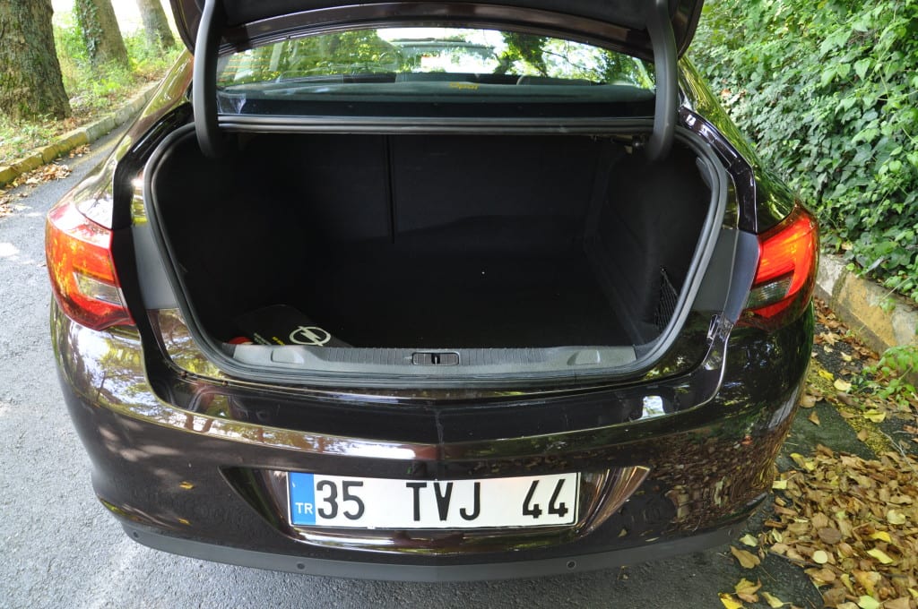 Opel Astra 1.6 CDTi www.e-motoring.com