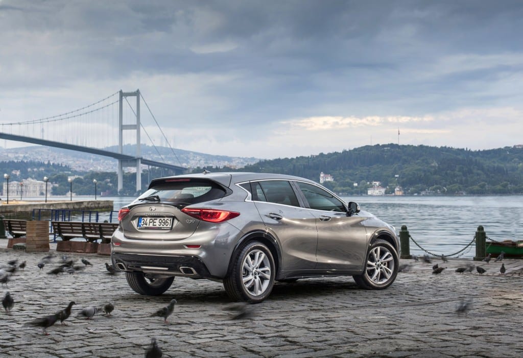 Infiniti_Q30_64