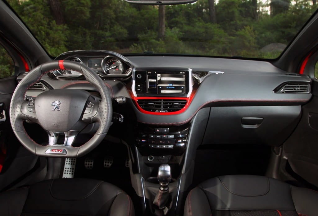 PEUGEOT 208 GTi www.e-motoring.com
