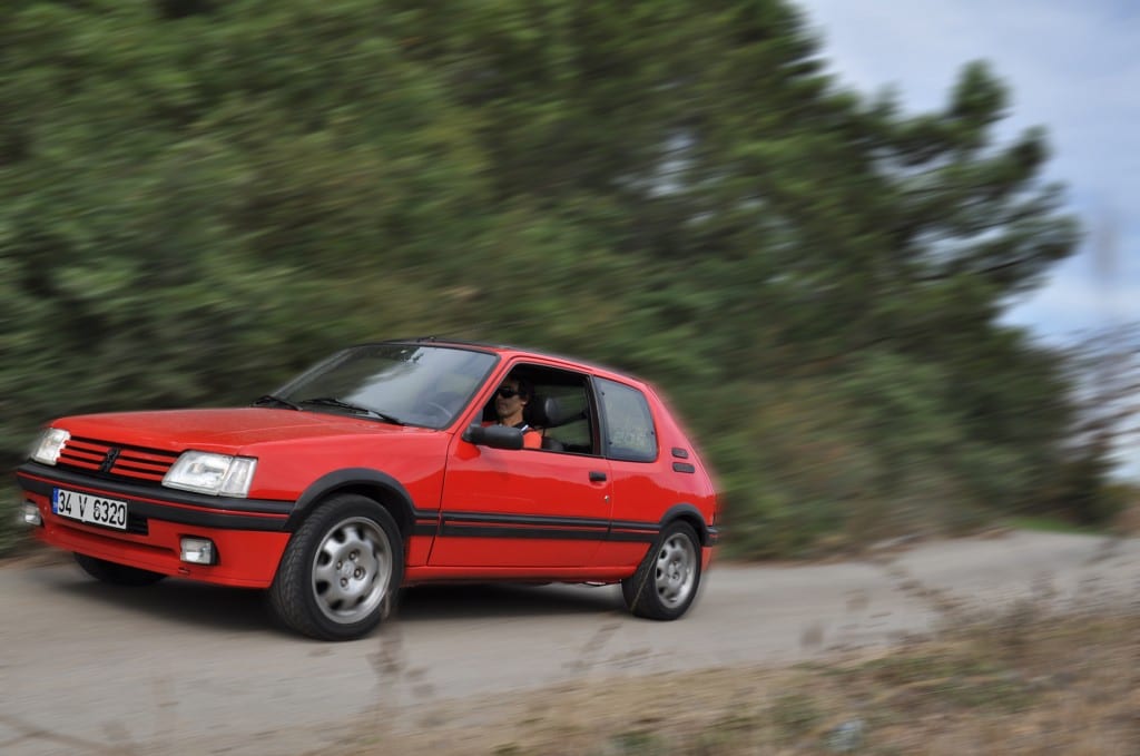 Peugeot 205 www.e-motoring.com