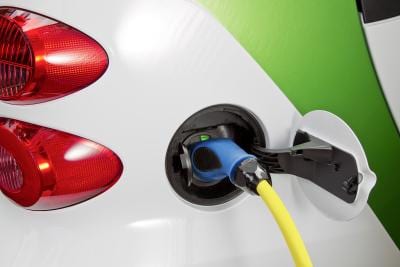  Halk, elektrikli otomobile mesafeli