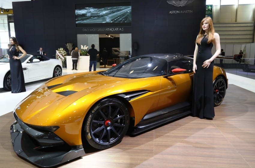  Fuarda Aston Martin geçidi