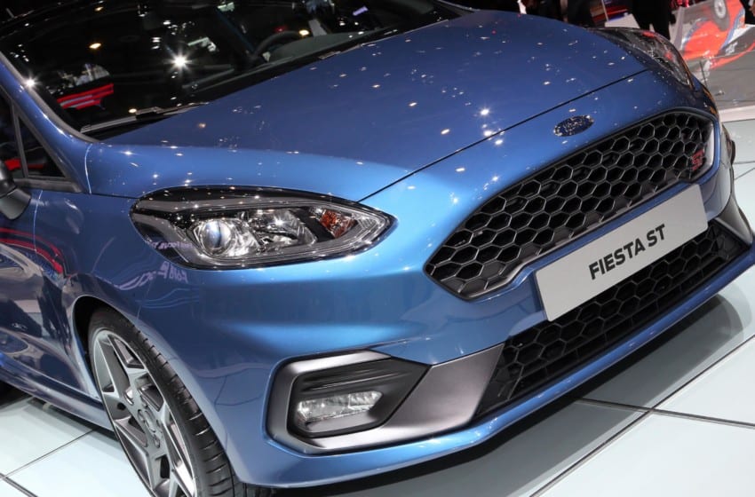  Ford performansa oynuyor