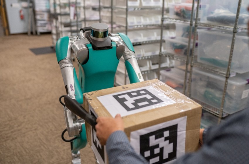  İnsan gibi hareket eden ilk teslimat robotu Digit göreve hazır