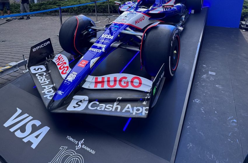  F1 otomobili üzerinde İşbank ve Visa logosu!
