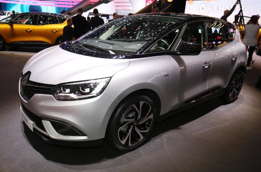  Renault’dan iki prömiyer