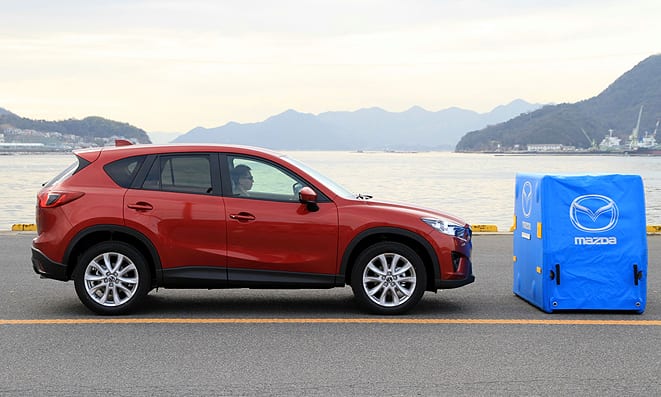  Mazda CX-5 kendisi fren yapıyor!
