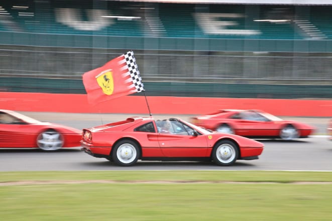  964 adet Ferrari’den aynı anda pist geçişi